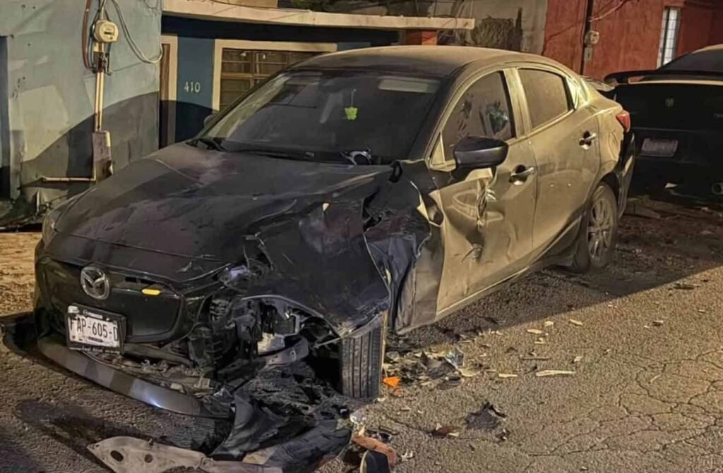 Buscan a conductora de Nissan rojo que dañó un Mazda estacionado y huyó en Piedras Negras
